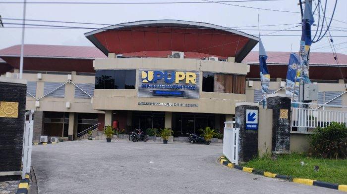 Suasana Kantor BBPJN Kaltim yang berlokasi di Gedung Squash Balikpapan, Jalan Syarifuddin Yoes, Balikpapan Selatan, Jumat (24/11/2023) siang. Tampak lengang tanpa aktivitas pegawai, hanya ada beberapa sekuriti yang lalu-lalang.