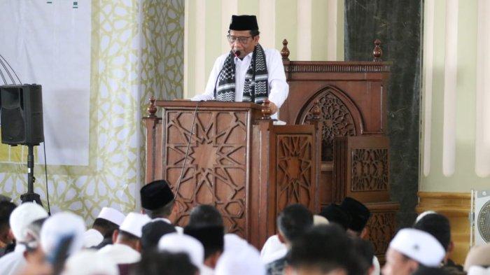 Menkopolhukam yang juga sebagai calon wakil presiden Republik Indonesia, Mahfud MD menyampaikan tausiyah Kebangsaan usia menunaikan ibadah sholat Jum'at di Masjid Ar-Riyadh pondok pesantren Hidayatullah kawasan Gunung Tembak Kecamatan Balikpapan Timur, Kota Balikpapan, Kalimantan Timur.