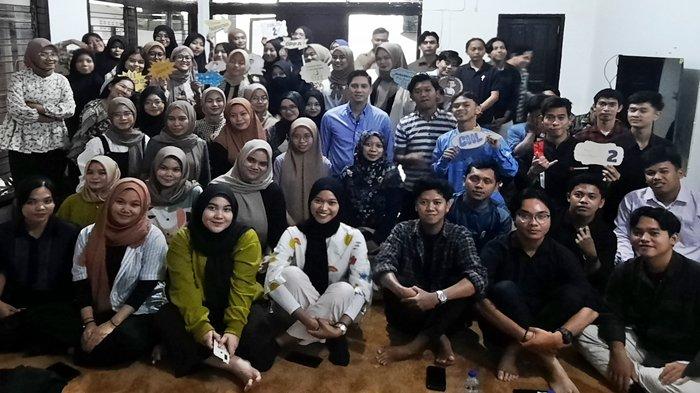 Wakil Ketua Komisi IV DPR RI G Budisatrio Djiwandono bertemu dengan mahasiswa dari berbagai perguruan tinggi yang ada di Kota Samarinda, Kalimantan Timur (Kaltim) di rumah aspirasi Budisatrio Djiwandono, Jalan Sei Barito, Kecamatan Samarinda Kota, Kota Samarinda, pada Jumat (24/11/2023).