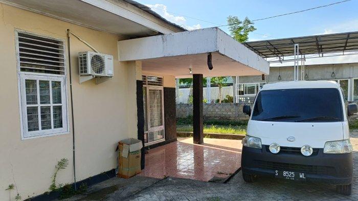 Kantor PT. Fajar Pasir Lestari (FPL) masih terpantau sepi di Jalan Jenderal Sudirman, Kecamatan Tanah Grogot, Kabupaten Paser, Kalimantan Timur (Kaltim), usai penetapan 5 tersangka Operasi Tangkap Tangan (OTT) KPK RI terkait kasus dugaan tindak pidana korupsi berupa suap dalam proyek pengadaan jalan di Kaltim, Sabtu (25/11/2023).TRIBUNKALTIM.CO/SYAIFULLAH IBRAHIM