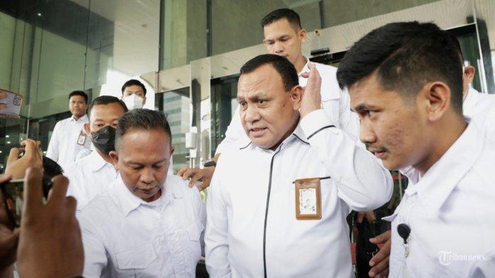 Ketua KPK non aktif Firli Bahuri usai dimintai klarifikasi Dewan Pengawas (Dewas) KPK di Gedung Anti Corruption Learning Center (ACLC) KPK, Jakarta, Senin (20/11/2023). Dewan Pengawas KPK meminta klarifikasi dari Ketua KPK Firli Bahuri terkait dugaan pelanggaran etik dari pertemuan Firli Bahuri dengan Syahrul Yasin Limpo.