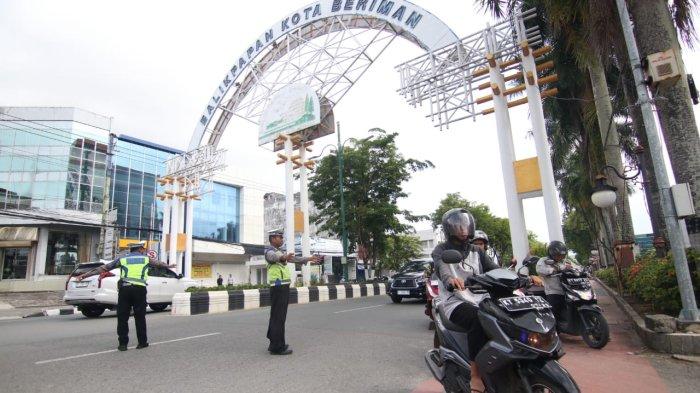 Tim gabungan Polresta Balikpapan dan Bapenda melakukan razia terhadap sejumlah kendaraan bermotor di kawasan Terminal Balikpapan Permai, Jalan Jenderal Sudirman, Balikpapan, Kalimantan Timur, Senin (27/11/2023). Razia tersebut berlangsung sejak pagi hingga siang hari, dan diperkirakan puluhan pengendara terjaring karena berbagai pelanggaran, terutama masalah pajak.