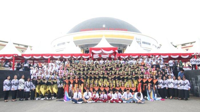 Upacara dalam rangka peringatan HUT ke-78 Persatuan Guru Republik Indonesia (PGRI) di Balikpapan Sport and Convention Center (BSCC) Balikpapan. 