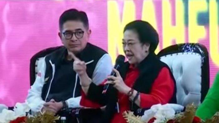Ketua Umum PDI Perjuangan (PDIP) saat berpidato di Rakornas Relawan Ganjar Pranowo-Mahfud MD di JIExpo, Kemayoran, Jakarta Pusat, Senin (27/11/2023).