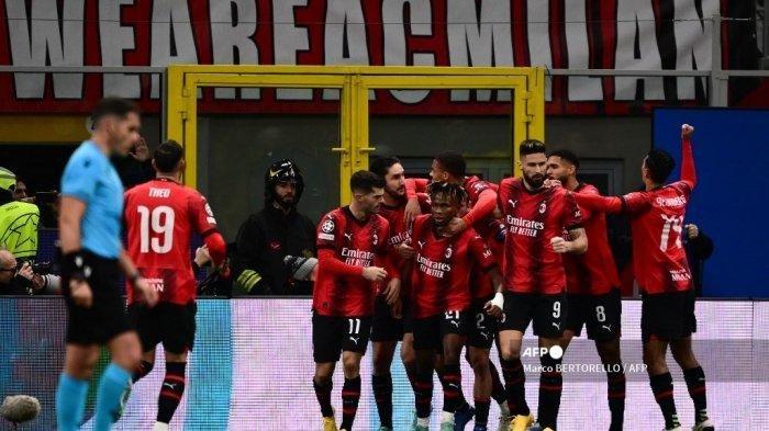 Gelandang AC Milan asal Nigeria Samuel Chukwueze merayakan bersama rekan satu timnya setelah mencetak gol pertama tim selama pertandingan sepak bola Grup F Liga Champions UEFA antara AC Milan dan Borussia Dortmund di stadion San Siro di Milan pada 28 November 2023.
