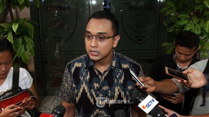 Aiman Witjaksono menjawab pertanyaan wartawan saat tiba memenuhi panggilan pemeriksaan di Ditreskrimsus Polda Metro Jaya, Rabu (11/10/2017).