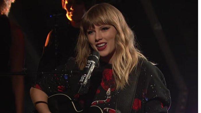 Taylor Swift saat menampilkan 'Call It What You Want' di Saturday Night Live. Lihat lirik lagunya yang viral di TikTok.