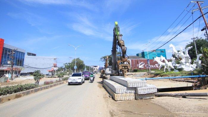 Pengerjaan proyek pengendalian banjir atau Daerah Aliran Sungai atau DAS Ampal di Kota Balikpapan, Kalimantan Timur. DPRD Balikpapan tidak rekomendasikan pihak yang mengerjakan proyek pengendalian banjir DAS Ampal, Rabu (29/11/2023).