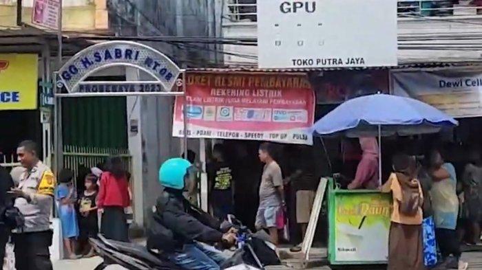 Suasana lokasi penangkapan terduga teroris oleh Densus 88 Mabes Polri tepatnya di Jalan Lambung Mangkurat, RT 08, Kelurahan Pelita, Kecamatan Samarinda Ilir. Tim antiteror ini menangkap seorang pria terduga terlibat jaringan terorisme, Jumat (1/12/2023).
