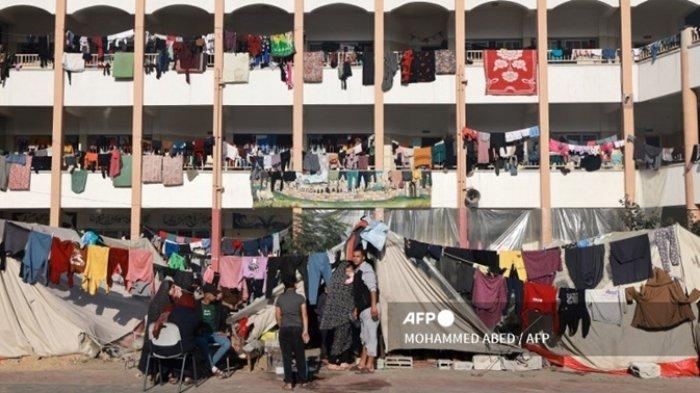 Pengungsi Palestina mendirikan tempat berlindung di halaman sekolah yang dikelola pemerintah di Rafah di Jalur Gaza selatan, pada 2 Desember 2023, di tengah berlanjutnya pertempuran antara Israel dan kelompok militan Hamas.
