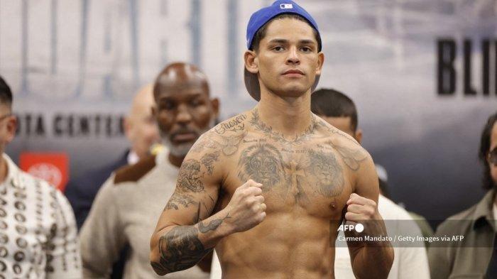 Ryan Garcia melakukan penimbangan di Toyota Center pada 01 Desember 2023 di Houston, Texas. Jadwal tinju dunia, Minggu (3/12/2023), akan menyuguhkan duel antara Ryan Garcia vs Oscar Duarte di kelas welter.