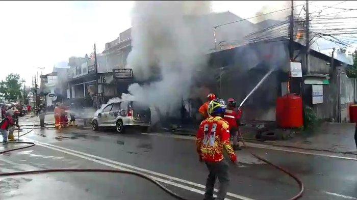 Kebakaran kembali terjadi di Kota Samarinda, Minggu (3/12/2023), tepatnya di Jalan Wahid Hasyim 2, Kelurahan Sempaja Selatan, Kecamatan Samarinda Utara. Tampak ada 3 ruko berhimpitan terdampak pada musibah kebakaran kali ini, serta sebuah mobil yang terparkir di dekat mesin pengisian BBM atau Pertamini.