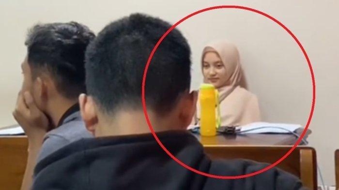 Sosok Dosen Untidar Magelang Tri Retno Setiyawati direkam mahasiswa diam-diam saat sedang mengajar di kelas.