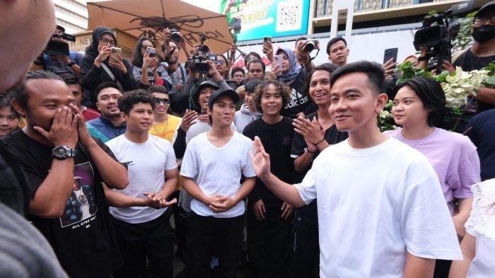Calon Wakil Presiden Nomor Urut 2 Gibran Rakabuming Raka menghadiri car free day di Bundaran Hotel Indonesia (HI), pada Minggu (3/12/2023). Bawaslu DKI Jakarta sedang mendalami dugaan pelanggaran kampanye yang dilakukan oleh cawapres nomor urut 2, Gibran Rakabuming Raka.
