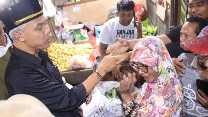 DIALOG DENGAN PEDAGANG-Capres nomer urut 2, Ganjar Pranowo bersalaman dengan pedagang saat mengunjungi Pasar Segiri Jalan Pahlawan Samarinda Kalimantan Timur, Rabu (6/12/2023).TRIBUNKALTIM.CO/NEVRIANTO