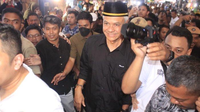 Capres nomer urut 3, Ganjar Pranowo bersalaman dengan pedagang saat mengunjungi Pasar Segiri Jalan Pahlawan Samarinda Kalimantan Timur, Rabu (6/12/2023).