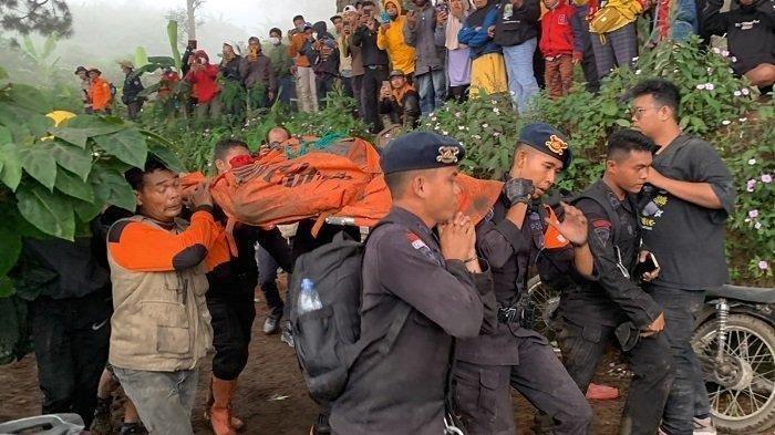 Korban erupsi Gunung Marapi berhasil dievakuasi ke Posko Marapi Via Batu Palano, Kecamatan Sungai Pua, Kabupaten Agam, Sumatera Barat (Sumbar), Selasa (5/12/2023).