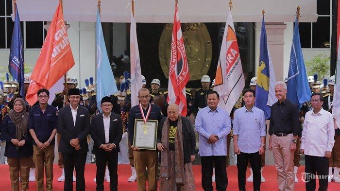 Pasangan calon Presiden dan Wakil Presiden Anies baswedan dan Muhaimin Iskandar, Prabowo Subianto dan Gibran Rakabuming Raka, dan pasangan Ganjar Pranowo dan Mahfud MD saat acara deklarasi kampanye pemilu damai yang diselenggarakan oleh Komisi Pemilihan Umum (KPU), di halaman gedung KPU, Jakarta Pusat, Senin (27/11/2023). Lengkap 12 hasil survei elektabilitas capres 2024. Cek siapa paslon terkuat berdasarkan sejumlah survei. Cek syarat pilpres 1 putaran.