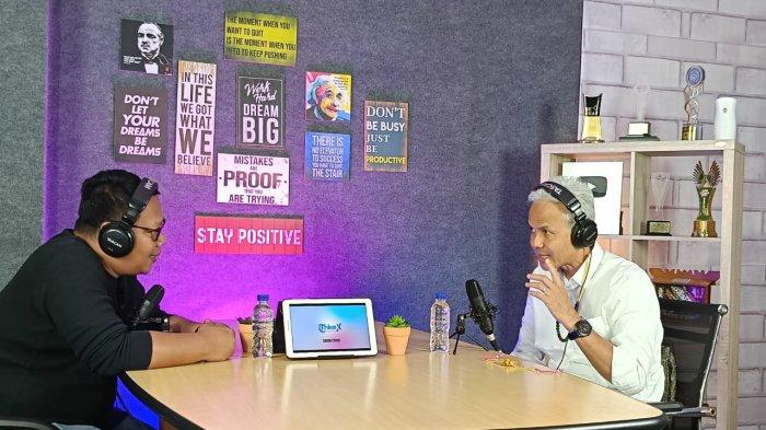 Calon Presiden RI nomor urut 3, Ganjar Pranowo saat tampil dalam podcast Mata Lokal Memilih bersama Pemimpin Redaksi Tribun Kaltim Ibnu Taufik Juwariyanto, Kamis (7/12/2023) di Studio Tribun Kaltim. TRIBUNKALTIM.CO/DWI ARDIANTO