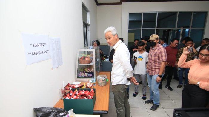 Calon Presiden Republik Indonesia, H. Ganjar Pranowo sempat membeli kacang di kantin kejujuran yang ada di ruang redaksi Tribun Kaltim di Kota Balikpapan, Kalimantan Timur pada Kamis (7/12/2023).