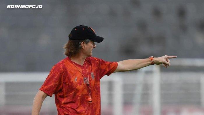 Sosok Pieter Huistra, saat melatih Borneo FC di Stadion Segiri Samarinda. 