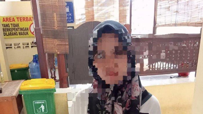 RF (29), seorang honorer di Pemkot Samarinda yang diduga melakukan penipuan dan penggelapan sejumlah uang rekannya saat diamankan di Polsek Sungai Pinang, Kota Samarinda, Kalimantan Timur.