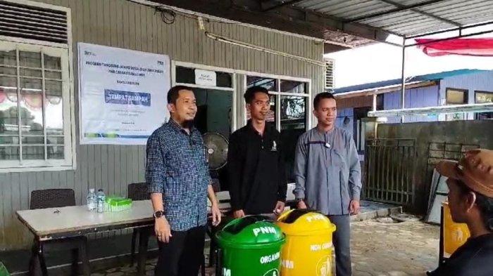 Pimpinan Cabang PNM Samarinda, Muhammad Akbar Al Muarafah Serahkan tempat sampah yang Terdiri dari 3 jenis tempat sampah LXD 50T capacity 50LX 2 Bins organik dan non organik serta 2 tempat sampah LXD 100 C capacity 100 L, untuk Warga Desa Handil Terusan, Kabupaten Kutai Kartanegara,  pada Jum’at (8/12/2023).