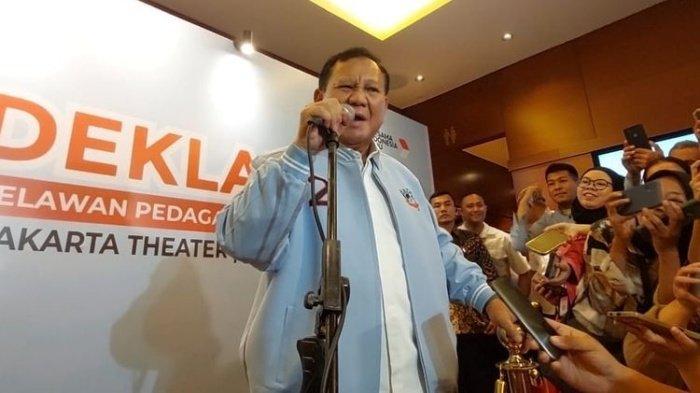 Capres nomor urut 2 Prabowo Subianto saat ditemui di Djakarta Theater, Jakarta, Jumat (8/12/2023).  Calon Presiden dari Koalisi Indonesia Maju, Prabowo Subianto yakni program makan siang gratis bisa terealisasi. Simak alasan capres pasangan Gibran