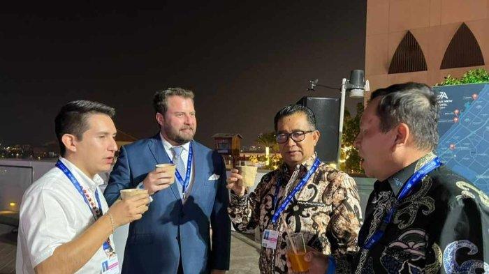 Pj Gubernur Akmal Malik didampingi Kepala Dinas Lingkungan Hidup (DLH) Kaltim E.A. Rizal Rafiddin berads di Dubai UEA Sabtu, 9 Desember 2023 waktu setempat.