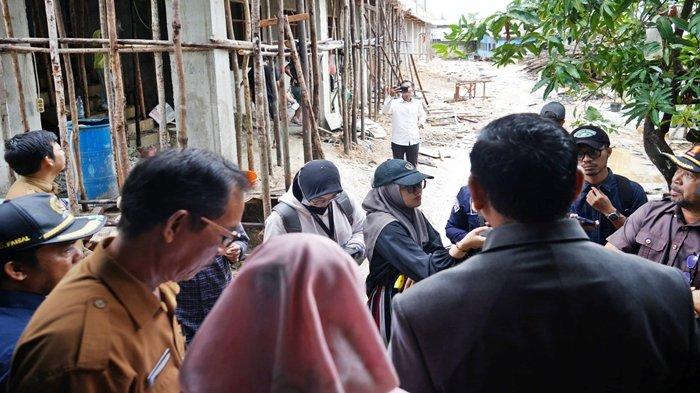 Ketua Komisi III DPRD Bontang Amir Tosina saat melakukan sidak di SMP Negeri 1 Bontang, Kota Bontang, Kalimantan Timur pada Senin (11/12/2023). Amir Tosina, mengatakan sangat menyangkan pekerjaan harus terhenti di tengah kebutuhan ruang kelas untuk menunjang proses belajar mengajar di SMP Negeri 1 Bontang.