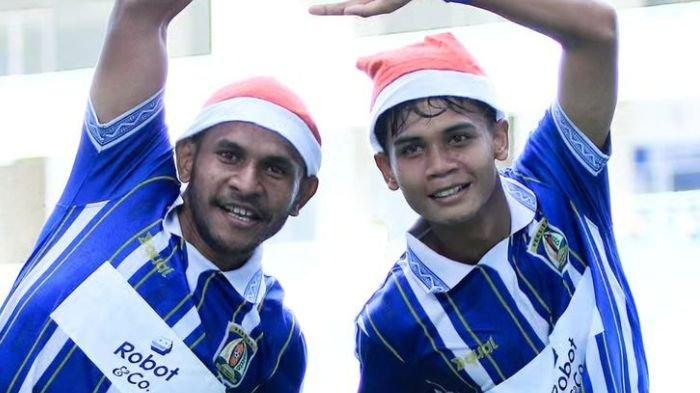Papua Komboy dan Ardi Ardiana, pemain Persiba Balikpapan yang cetak gol saat menjamu Persipal. Nasib Persiba Balikpapan kini masih harus berjuang di play off degradasi Liga 2.
