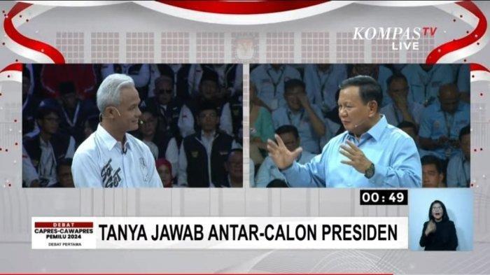 Capres Prabowo Subianto dan Ganjar Pranowo dalam Debat Pilpres 2024, Selasa (12/12/2023). Ganjar di antaranya bertanya soal pelanggaran HAM