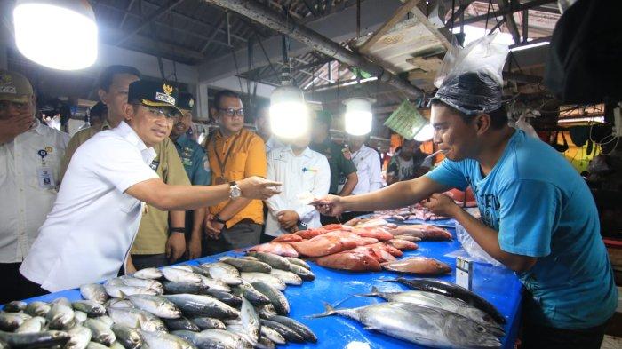 Walikota Balikpapan, Rahmad Mas'ud bersama instansi terkait melakukan pemeriksaan terhadap bahan-bahan makanan termasuk ikan yang dijual para pedagang di Pasar Sepinggan Balikpapan.