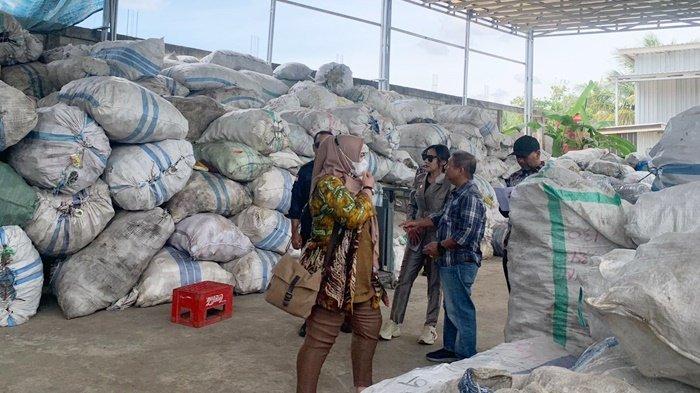 Komisi III DPRD Samarinda saat mengunjungi pabrik pencacah plastik di kawasan RT 21. Jalan Mangku Jenang, Kelurahan Simpang Pasir, Kecamatan Palaran, Kamis (14/12/2023).