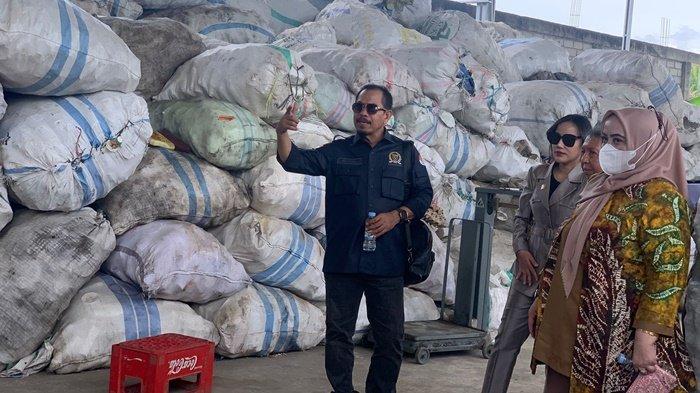 Pabrik pencacah plastik yang terletak di Jalan Mangku Jenang RT 21 Kelurahan Simpang Pasir, Kecamatan Palaran, saat dikunjungi rombongan Komisi IIi DPRD Samarinda pada Kamis (14/12/2023).
