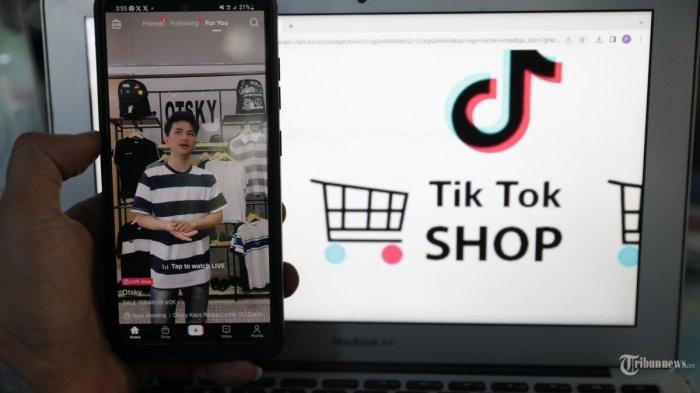 Seorang warga menonton penjualan produk melalui Tiktok Shop di Jakarta, Rabu (4/10/2023). Mulai pukul 17:00 WIB hari Rabu ini (4/10/2023)