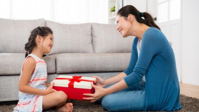 Ilustrasi anak memberikan kado untuk ibu. Berikut deretan kado untuk Hari Ibu 2023 yang murah dan bermanfaat serta bisa dibuat sendiri.