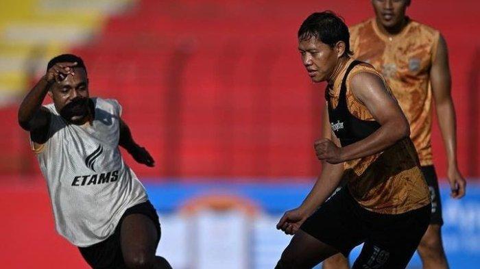 Adam Alis, Terens Puhiri, dan Rizky Dwi saat melakukan sesi latihan bersama Borneo FC di Stadion Sultan Agung Bantul, Yogyakarta. Jadi Borneo FC Samarinda harus penuh waspada dan tim sepenuhnya siap saat melawan RANS Nusantara FC pada Sabtu (16/12/2023).