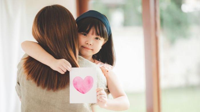 Ilustrasi ibu dan anak. Berikut contoh rekomendasi hadiah atau kado untuk Hari Ibu 2023.