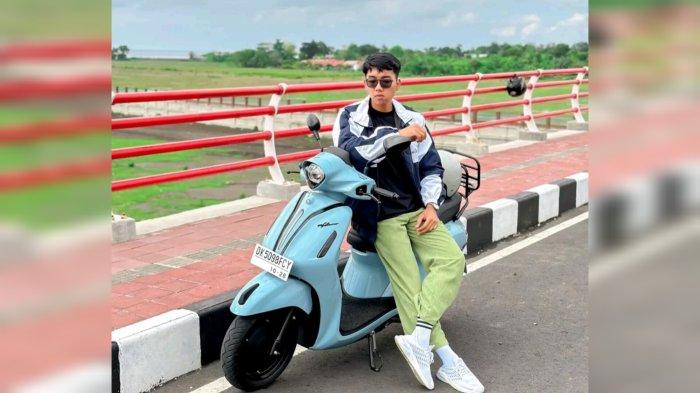 Agus Krisna dengan Motor Yamaha Grand Fillanonya