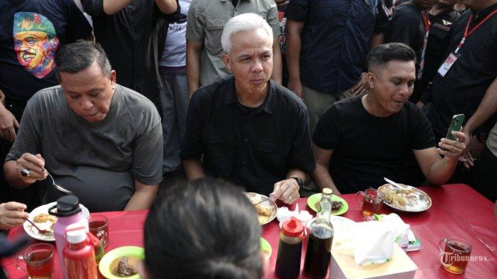 Calon Presiden nomor urut 3 Ganjar Pranowo melakukan sarapan bersama warga di Pasar Proyek Lama, Bekasi, Jawa Barat, Sabtu (16/12/2023). Dalam rangkaian kampanye di Bekasi, Ganjar menyempatkan sarapan bersama warga serta mendengarkan berbagai keluhan dan aspirasi pelaku UMKM sekitar.