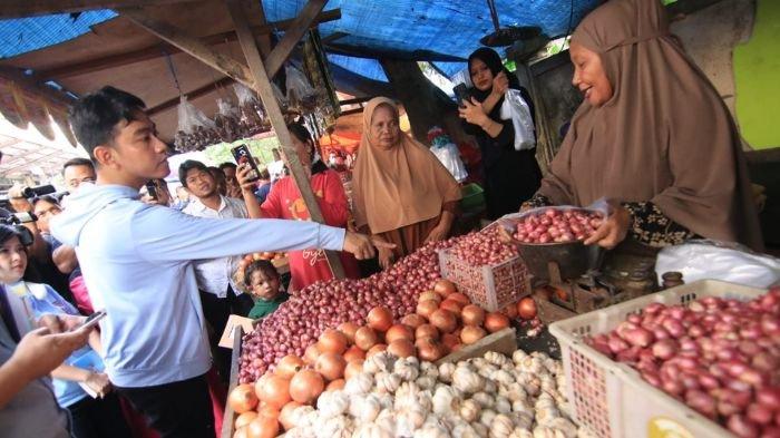 Gibran Rakabuming Raka blusukan di Pasar Pandansari Balikpapan, Kalimantan Timur, pada hari Sabtu (16/12/2023).