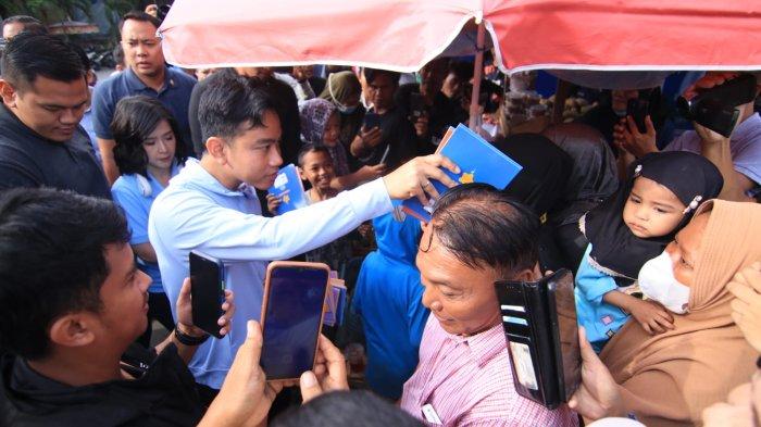 Calon Wakil Presiden Republik Indonesia, Gibran Rakabuming Raka didampingi Emil Dardak, Grace Natalie blusukan di Pasar Pandansari Kota Balikpapan, Sabtu (16/12/2023)