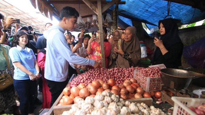 Gibran Rakabuming Raka di Pasar Pandansari Balikpapan, Sabtu (16/12/2023)