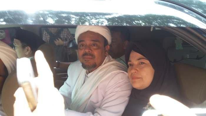 Syarifah Fadhlun Yahya bersama suami, Habib Rizieq Shihab.