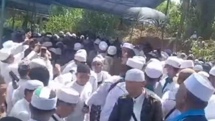 Suasana pemakaman istri Habib Rizieq Shihab di Megamendung, Bogor Minggu (17/12/2023)