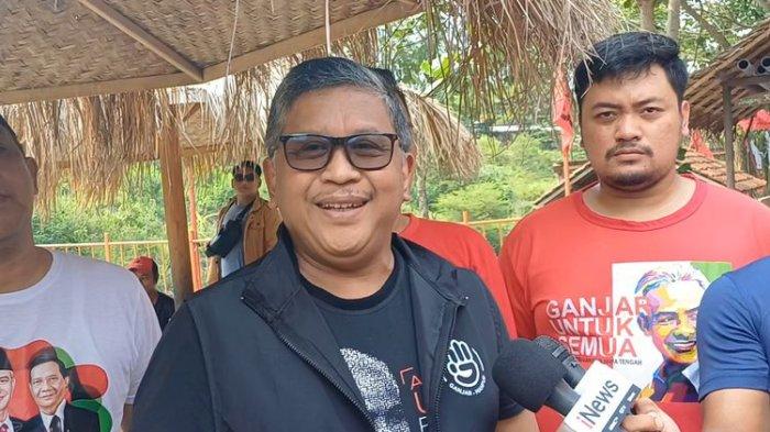 Sekretaris Jenderal PDI Perjuangan (PDIP), Hasto Kristiyanto saat mengunjungi Pasar Jaten, Kampung Jawi, Kecamatan Gunungpati, Semarang, Jawa Tengah, Minggu (17/12/2023).