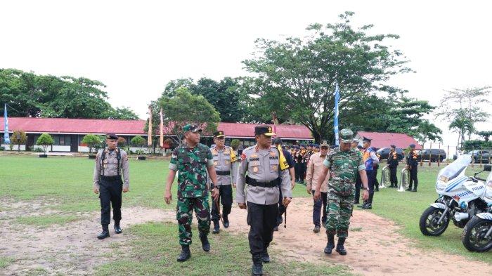 Kapolda Kaltim saat memimpin apel gelar pasukan Operasi Lilin Mahakam 2023 di Lapangan SPN Brimob Polda Kaltim, Senin (18/12/2023). Dia memastikan kelancaran penyaluran BBM menjelang Natal dan Tahun Baru, berkoordinasi dengan pemerintah daerah dan perusahaan penyedia BBM. Tindakan tegas diancamkan pada pelaku gangguan, sementara masyarakat diimbau agar tidak terprovokasi oleh isu hoaks terkait BBM. TRIBUNKALTIM.CO/HO/POLDA KALTIM