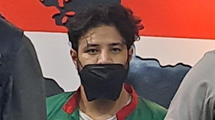 Pemain sinetron Ammar Zoni hanya diam saat digiring polisi ke hadapan wartawan saat jumpa pers di Mapolres Metro Jakarta Barat, Jumat (15/12/2023). Ammar Zoni berjalan santai tanpa menundukkan kepala meski kedua tangannya terborgol. Saat itu Ammar Zoni memakai baju tahanan hijau dan bermasker hitam.