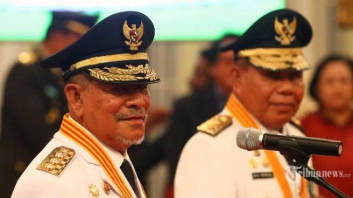 Gubernur Maluku Utara Abdul Gani Kasuba (kiri) dan Wakil Gubernur Maluku Utara Al Yasin (kanan) mengikuti pelantikan di Istana Negara, Jakarta Pusat, Jumat (10/5/2019).